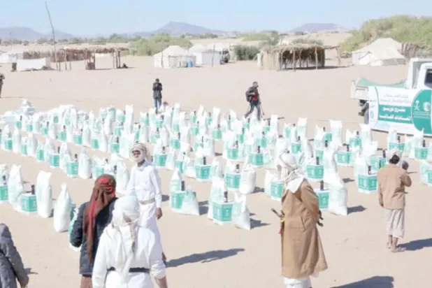 السعودية توزع سلالاً غذائية على النازحين من صعدة