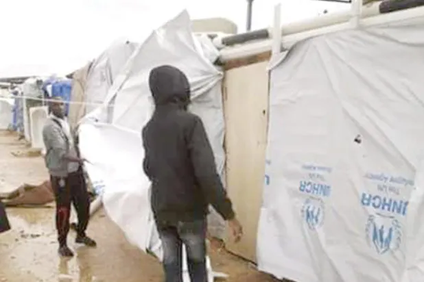 بعض النازحين في مخيم تاورغاء في طرابلس ({الشرق الأوسط})