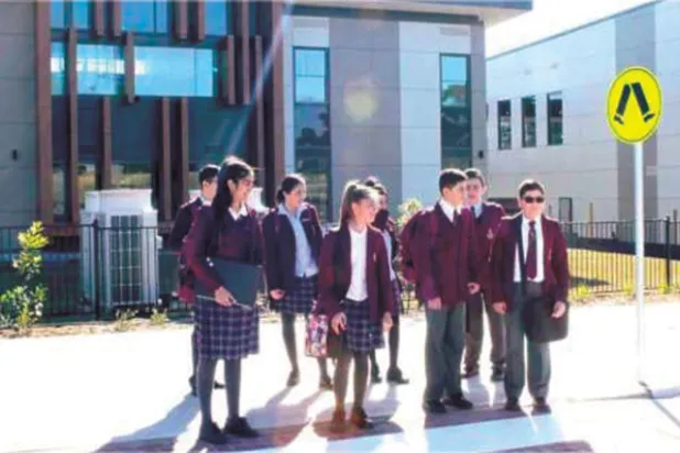 طلبة كلية «مار نرساي» أمام مبناها الجديد