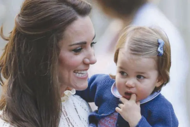 كيت وابنتها الأميرة تشارلوت (رويترز)