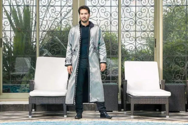 الرجل المغربي الشاب عانق التغيير بالأحضان للتعبير عن هويته وأسلوبه الخاص