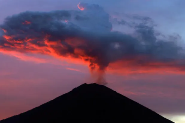 بركان أجونج في إندونيسيا يطلق عمود دخان بارتفاع 2500 متر