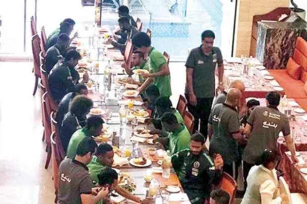 «وجبة الغداء» تحرم لاعبي الأخضر من «كلاسيكو العالم»