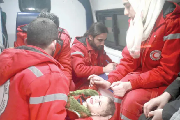 إجلاء حالات حرجة من الغوطة بالتوازي مع إطلاق 26 معتقلاً للنظام