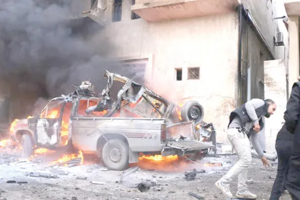 النظام يشعل إدلب والآلاف ينزحون نحو الريف الشمالي