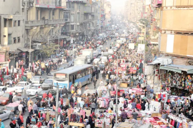 سوق شعبية في وسط ميدان العتبة بالقاهرة (أ.ف.ب)