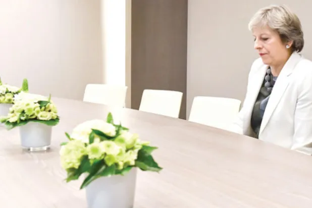 ماي وحيدة في بروكسل (أ.ف.ب)