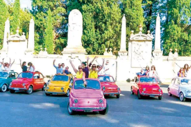 موكب سيارات فيات 500 في روما 