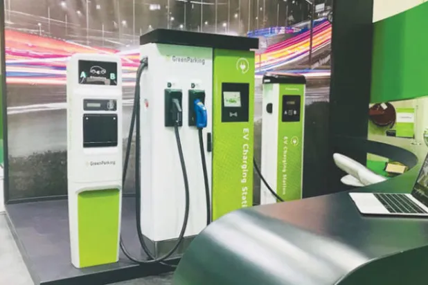 افتتاح شبكة شحن للسيارات الكهربائية بين الإمارات وعمان هذا الشهر