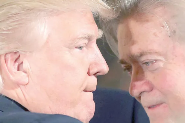 ترمب ينأى بنفسه عن كبير مساعديه السابق بانون ويقول إنه «فقد عقله»