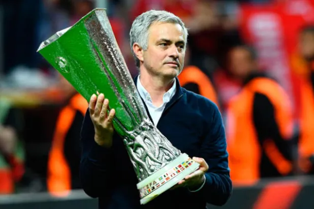 مورينيو قاد يونايتد للفوز بالدوري الأوروبي الموسم الماضي (أ.ف.ب)