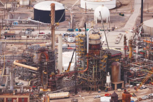 الإنتاج الأميركي يزيح أسعار النفط عن الذروة