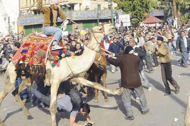 صورة  تجسد إصابة مصور صحافي أثناء تغطيته لأحداث موقعة الجمل فبراير 2011 (أ.ف.ب)