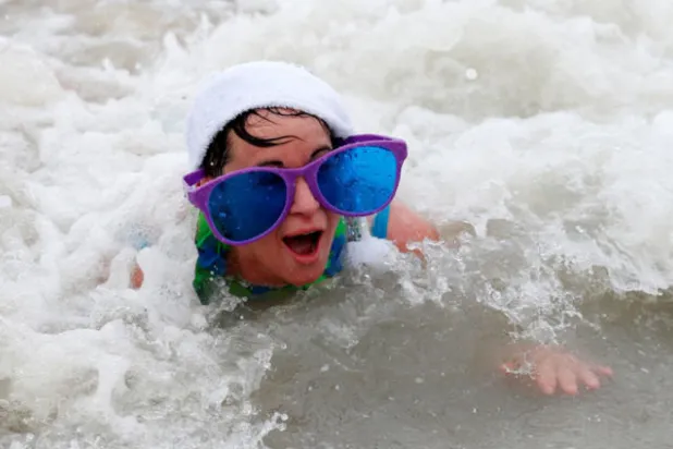 آلاف البلجيكيين يسبحون في بحر الشمال احتفالاً بالعام الجديد