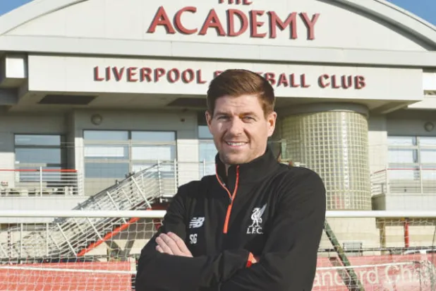 جيرارد خارج مقر أكاديمية ليفربول حيث يبدأ مشواره التدريبي