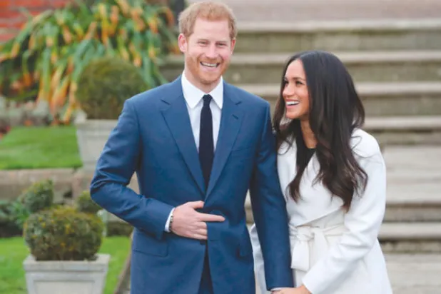 الأمير هاري مع خطيبته في حديقة قصر غرب لندن (أ.ف.ب)