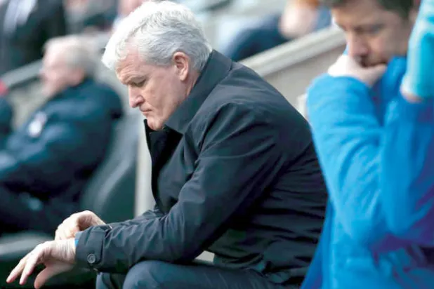 مارك هيوز يدفع ثمن صفقاته الفاشلة