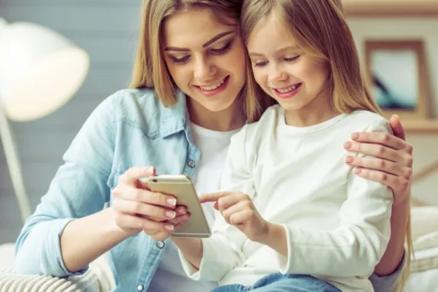 «آبل» مطالبة بحل مشكلة إدمان الشباب للآيفون