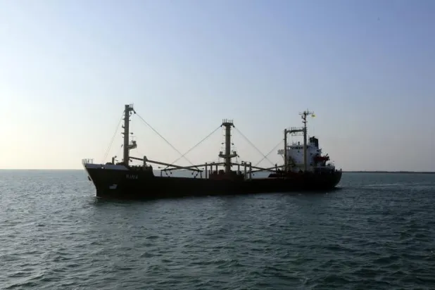 هل يستطيع الحوثي تنفيذ تهديده بقطع الملاحة في البحر الأحمر؟