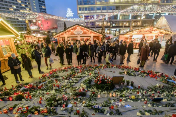 زوار لسوق عيد الميلاد في برلين في الذكرى الأولى لتعرضه للهجوم الإرهابي الذي شنّه التونسي أنيس العامري في 19 ديسمبر 2016 (إ.ب.أ)