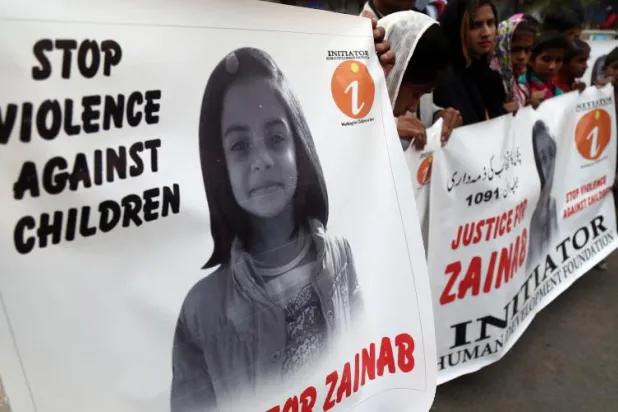 شهدت مدينة قصور احتجاجات عنيفة على مقتل الطفلة زينب (إ.ب.أ)