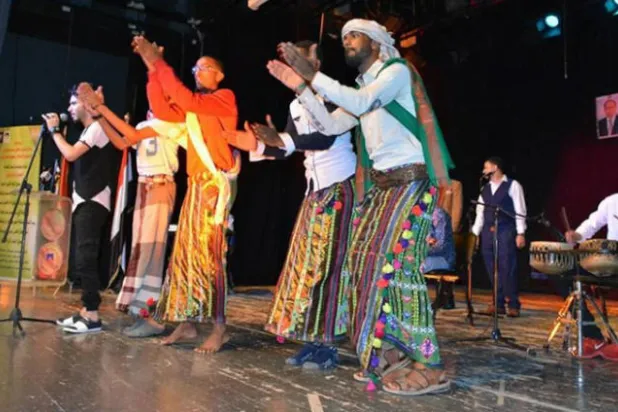 حفل لإحدى الفرق اليمنية على مسرح الهناجر بدار الأوبرا المصرية ({الشرق الأوسط})