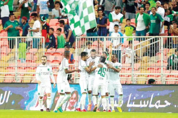 لاعبو الأهلي يحتفلون بهدفهم الأول في الباطن (تصوير: محمد المانع)