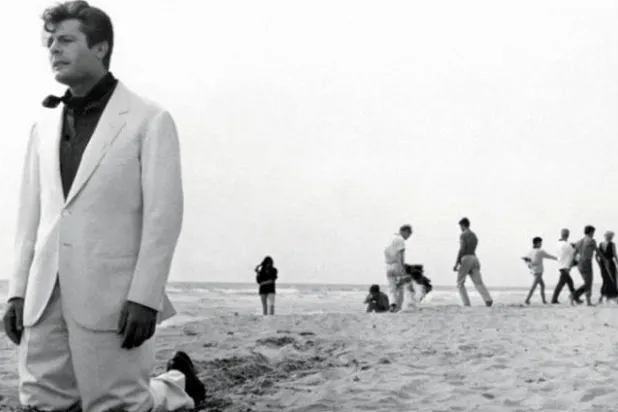 مارشيللو ماستروياني على شاطئ البحر في «لا دولشي فيتا»