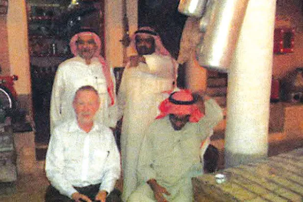 المعلم مع بعض أصدقائه في أحد البيوت التراثية في عنيزة خلال زيارته الثانية لها