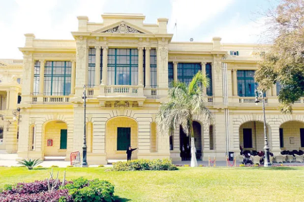 يمكنك احتساء القهوة  في حديقة القصر الملكية