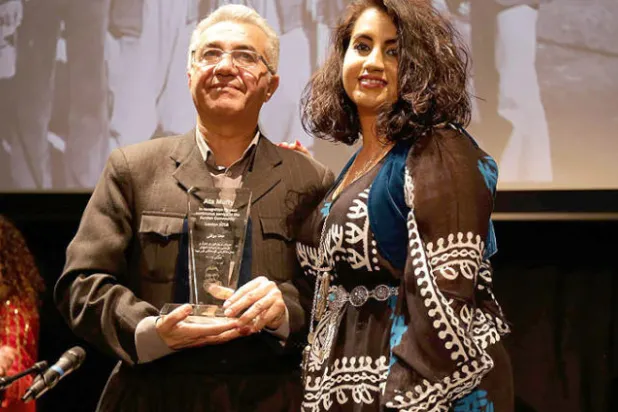 عطا مفتي وكريمته لينا لدى تكريمه بالجائزة (تصوير: هيوا أحمد)