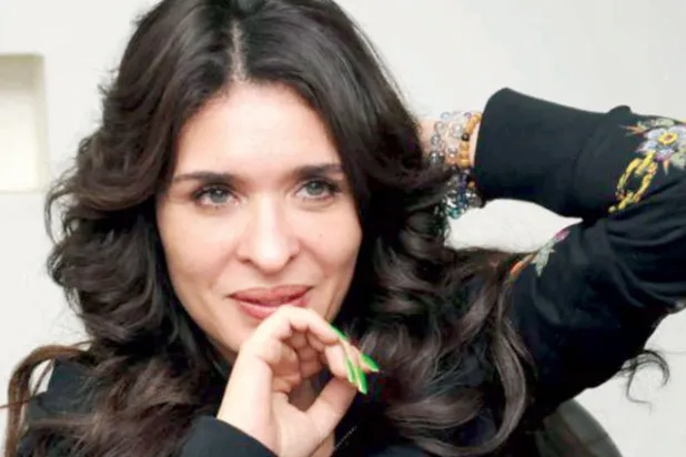 الفنانة دينا