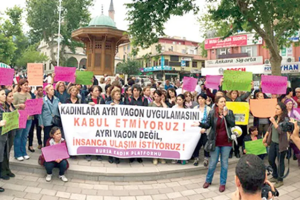 تركيا تلغي بعد اعتراضات نسائية عربات «السيدات فقط» في المترو