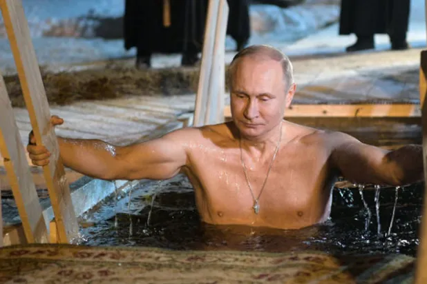 بوتين يغوص في مياه بحيرة متجمدة
