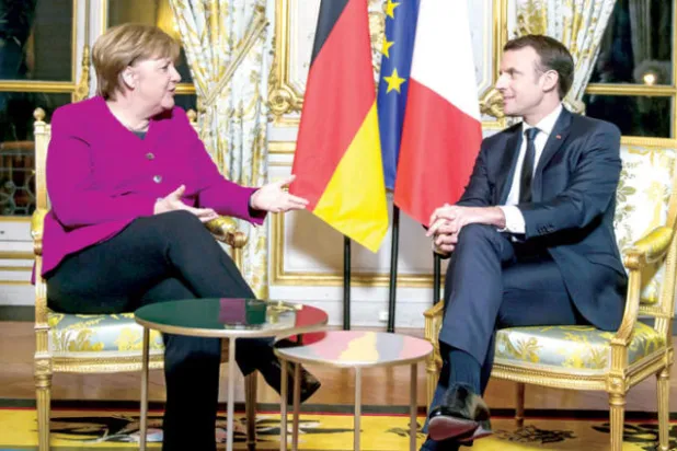 ميركل في باريس بحثاً عن دعم سياسي