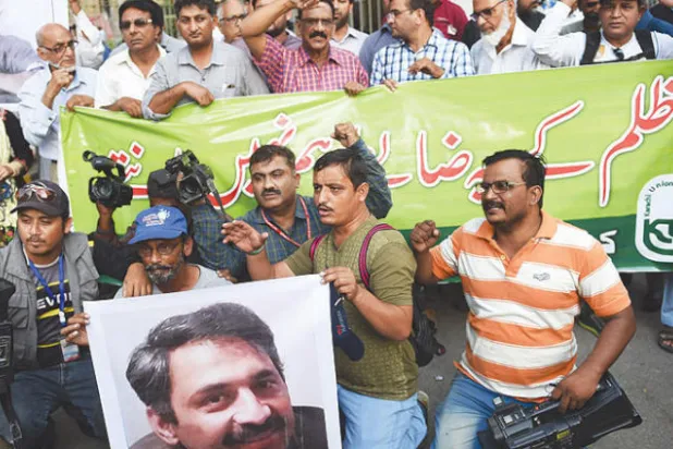 مظاهرة مناهضة للاعتداء الذي تعرض له الصحافي الباكستاني أحمد نوراني  ولا تزال نتائج التحقيق في حيثياته مجهولة (غيتي)