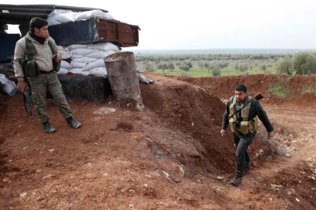 عناصر بالجيش السوري الحر المدعوم من تركيا يتخذون موقعاً في عفرين (رويترز)