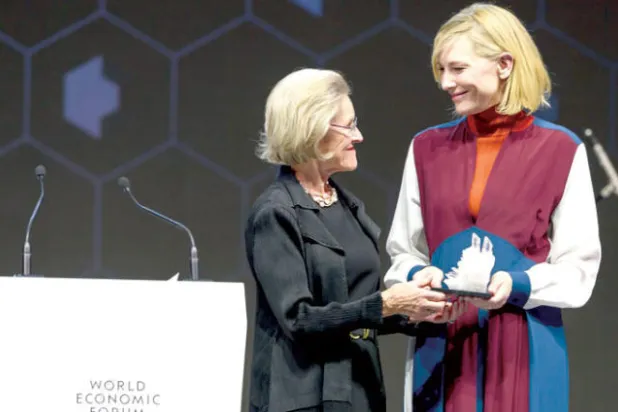 المنتدى الاقتصادي يكرِّم فنانين عالميين لدورهم الإنساني