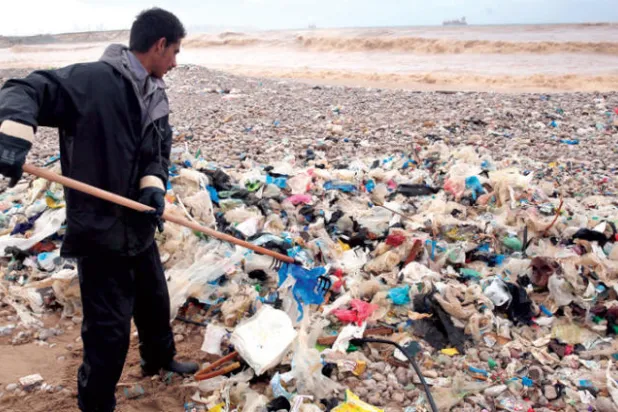 «النفايات»... يفتتح معركة الانتخابات بين «الكتائب» و«الحر»