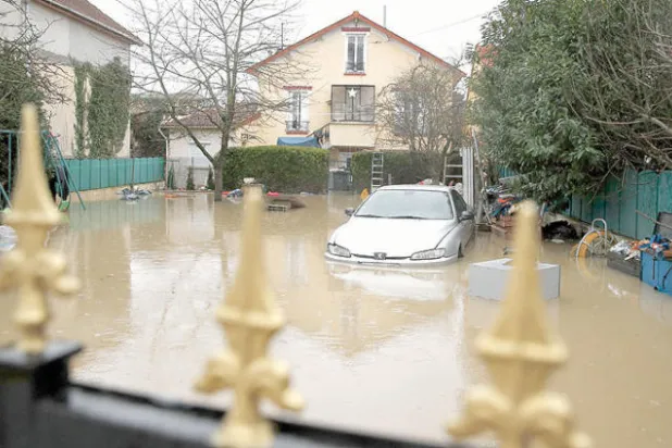 المياه تغطي ضواحي باريس  ومنسوب «السين» يواصل ارتفاعه