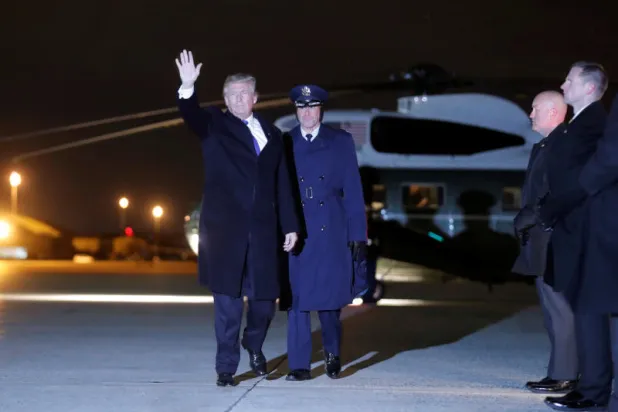 (الرئيس الأميركي دونالد ترمب مغادراً إلى دافوس في سويسرا (رويترز)