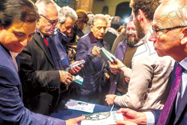 جانب من الأمسية أثناء توقيع الكتاب (تصوير: جيمس حنا) 