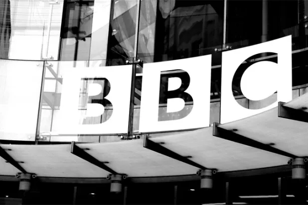 أربعة من كبار صحافيي «بي بي سي» يوافقون على خفض مرتباتهم