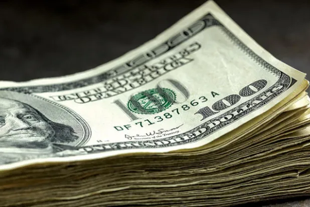 ضعف الدولار ينذر بحرب عملات
