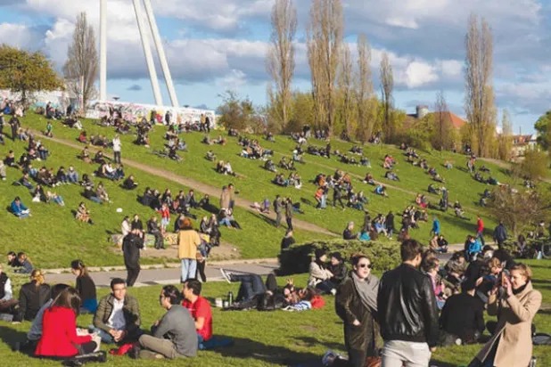 تتحول حديقة الجدار في الصيف إلى مكان يرتاده الفنانون من رسامين وموسيقيين ورياضيين