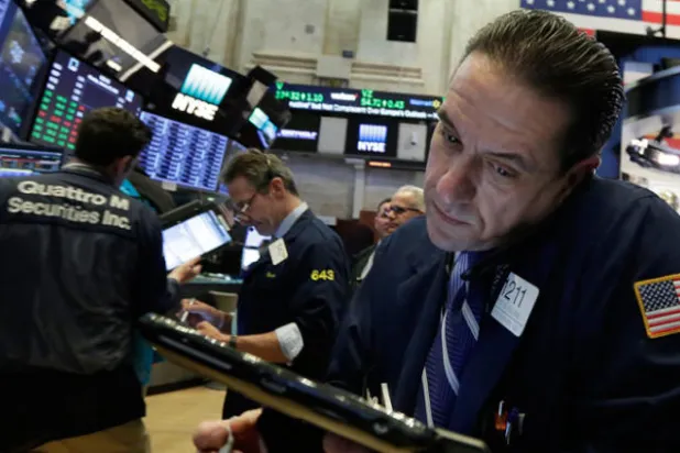 هبوط الدولار يرفع أسعار السلع والعملات والنفط والذهب