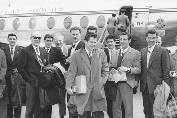 بيسبي مدرب يونايتد بالنظارة السوداء مع لاعبيه قبل مأساة ميونيخ (غيتي)