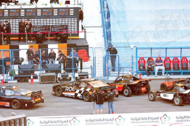 جانب من التجهيزات للسباق العالمي للسيارات الذي سينطلق اليوم في الرياض (تصوير: بدر الحمد)