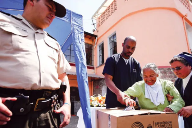 استفتاء مصيري في إكوادور يحدد مستقبل البلاد السياسي