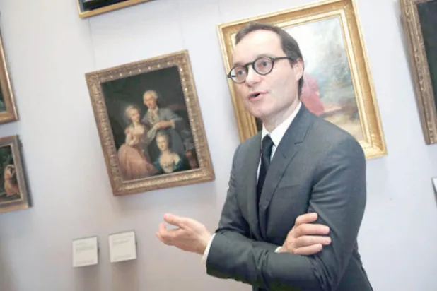 سيباستيان آلارد رئيسم قسم اللوحات في متحف اللوفر أمام بعض اللوحات المسروقة (أ.ب)